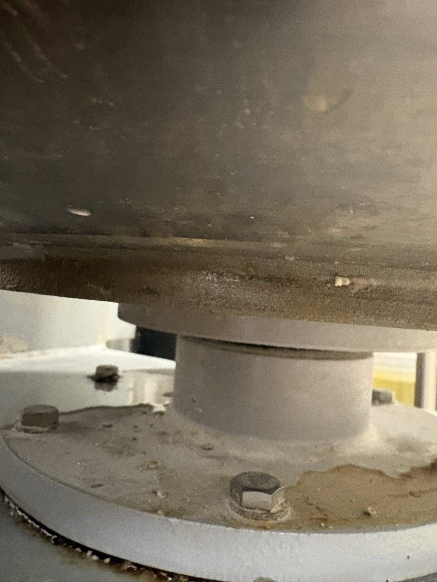 Underside dough leakage