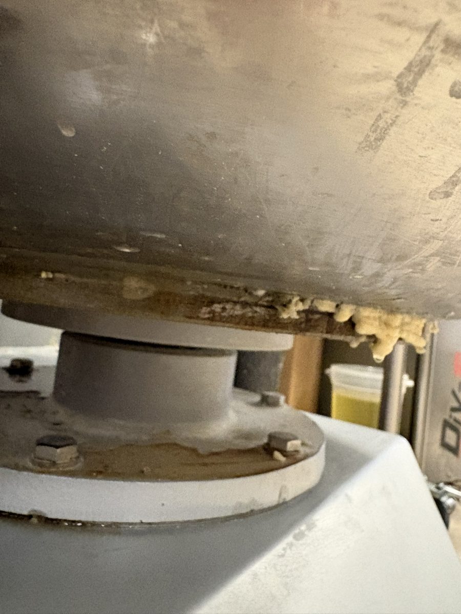 Underside dough buildup